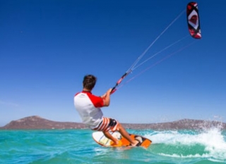  homem kitesurfing 